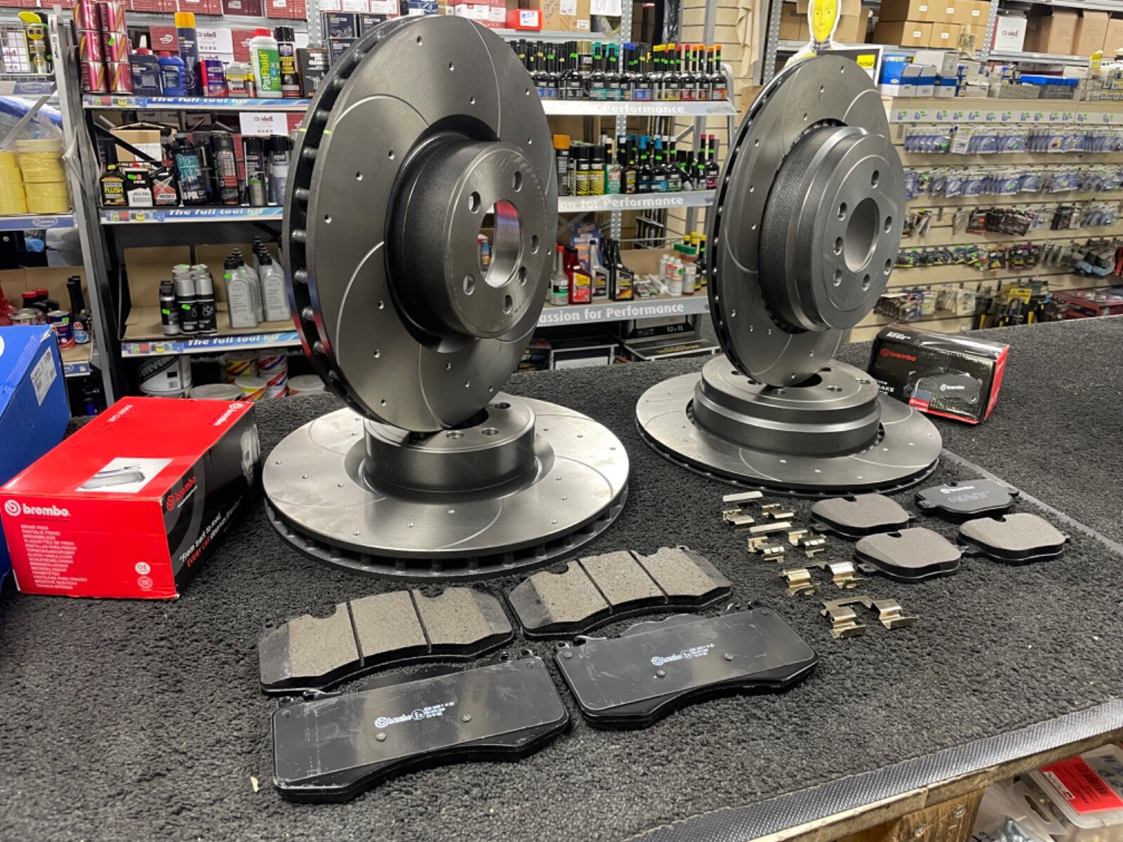 FOR RANGE ROVER VOGUE BRAKE DISCS CROSS DRILLED GROOVED BRAKE PAD FRONT REAR