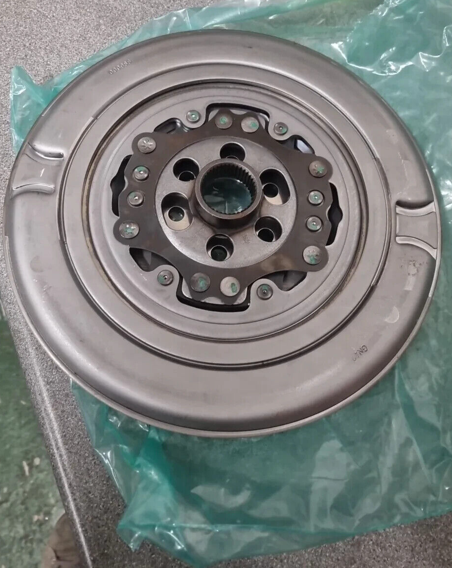 DUAL MASS FLYWHEEL A3 Q3 GOLF MK7 MK8 PASSAT TIGUAN LEON 04E105266AD 6SPEED DSG