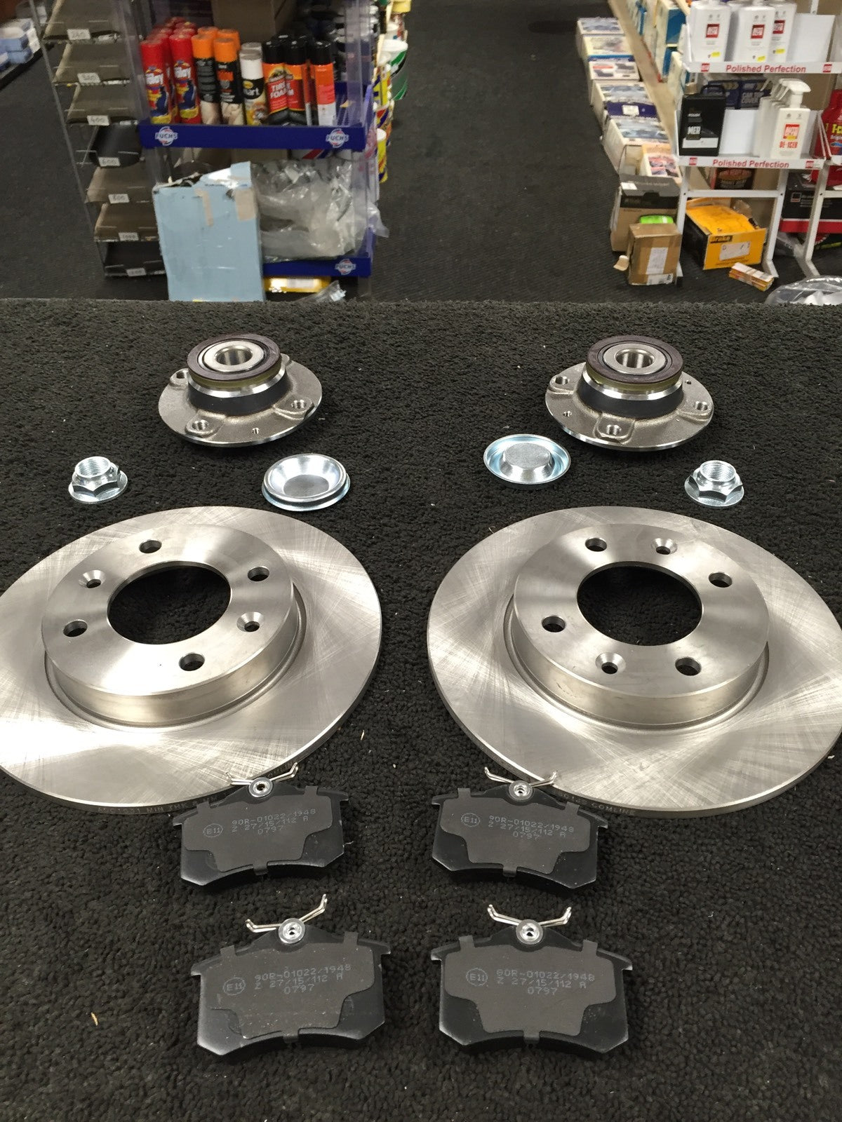 PEUGEOT 307 2001-2003 2 REAR BRAKE DISCS WHEEL BEARING HUB BRAKE PADS SET