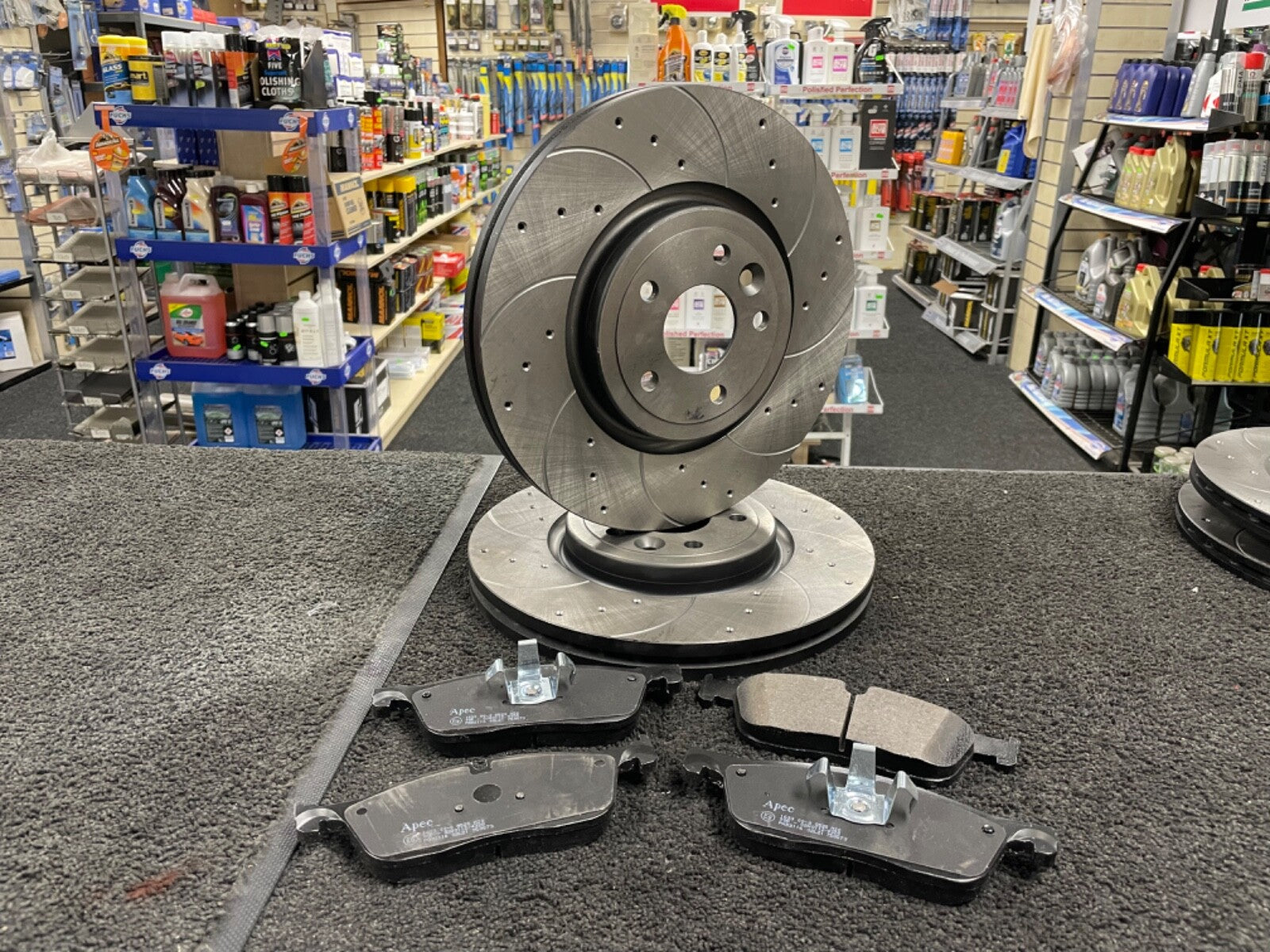 FOR JAGUAR XE D R-SPORT AWD FRONT REAR DRILLED GROOVED BRAKE DISCS BRAKE PAD