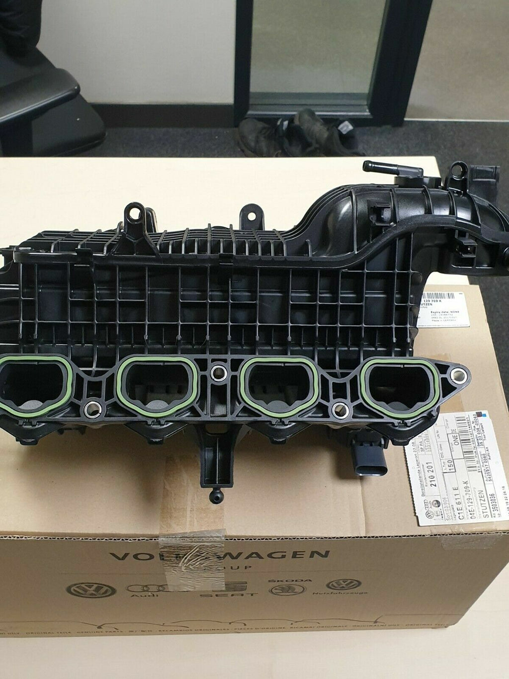 VW AUDI 1.4TFSi CVNA INLET MANIFOLD GENUINE 04E129709K 
