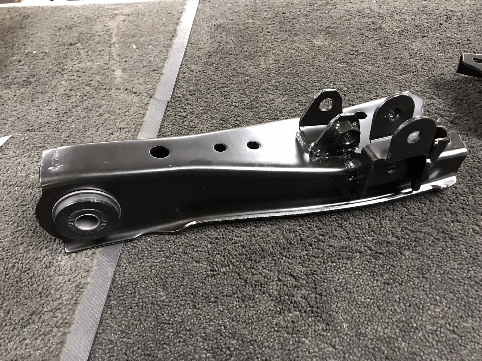 HIACE GRANVIA 2.7 2L 2LT 2RZE 2KD-FTV 95>  FRONT LOWER CONTROL WISHBONE ARM X 2