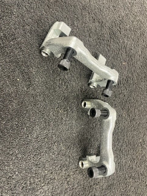 2 REAR BRAKE CALIPER BRACKET SKODA SEAT VW AUDI 256MM VENTED DISC 118CENTERS 2WD