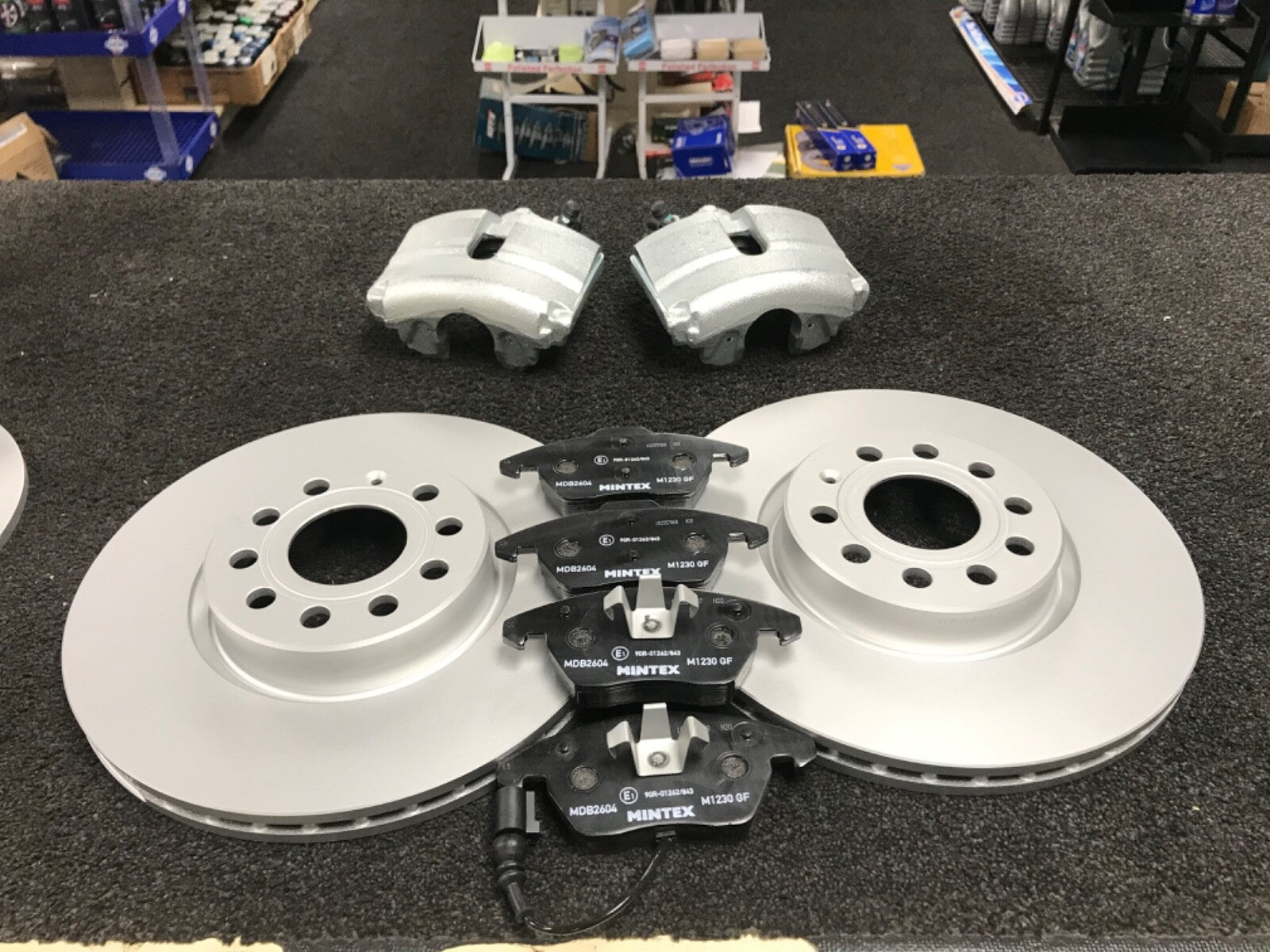 VW CADDY MAXI LIFE 1.6TDi 2010-16 BRAKE DISC BRAKE PAD BRAKE CALIPERS FRONT REAR