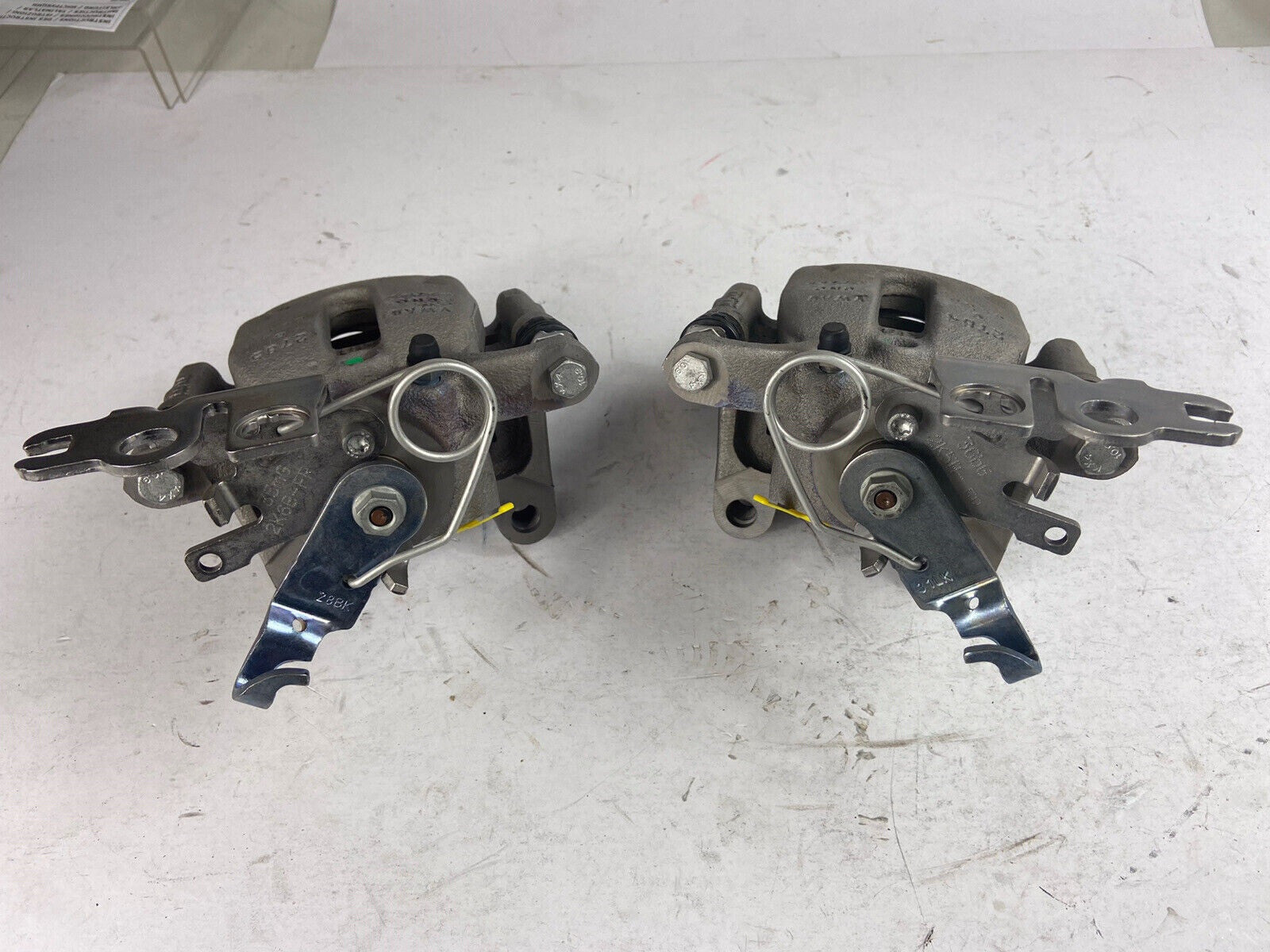 FOR VW CADDY MK4 MODEL 2015-2020 GENUINE 2 REAR CALIPERS COMPLETE PADS CARRIERS
