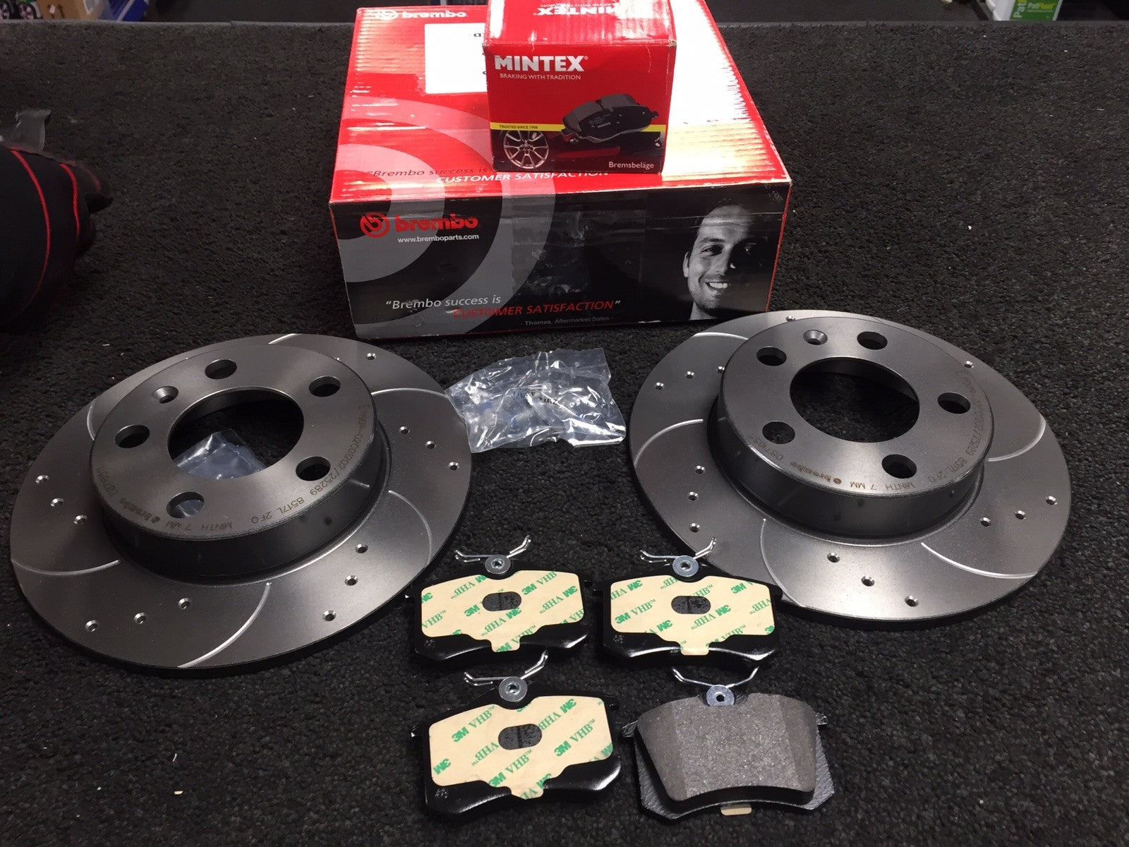FOR VW GOLF MK4 GTTDI BREMBO DRILLED GROOVED BRAKE DISC BRAKE PADS FRONT REAR