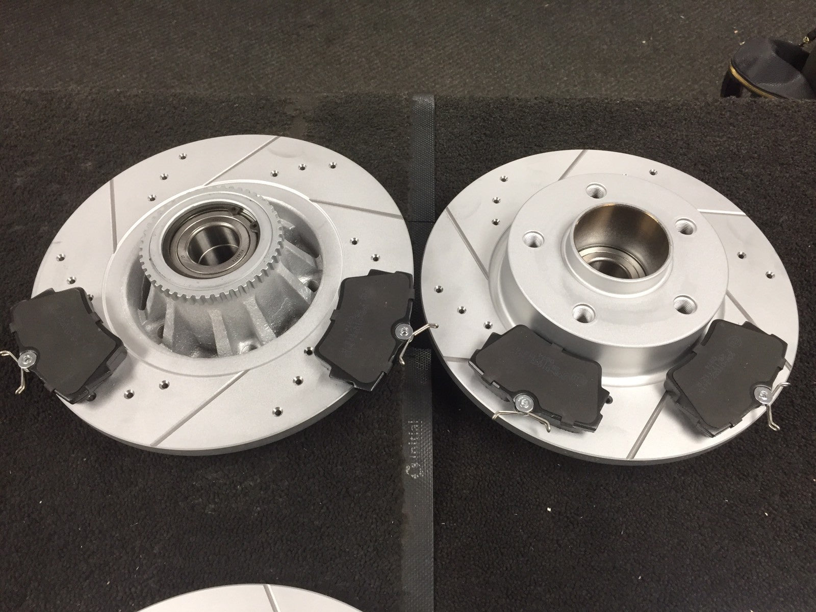 VAUXHALL VIVARO CDTi BiTURBO BRAKE DISC PADS CROSS DRILLED GROOVED FRONT REAR