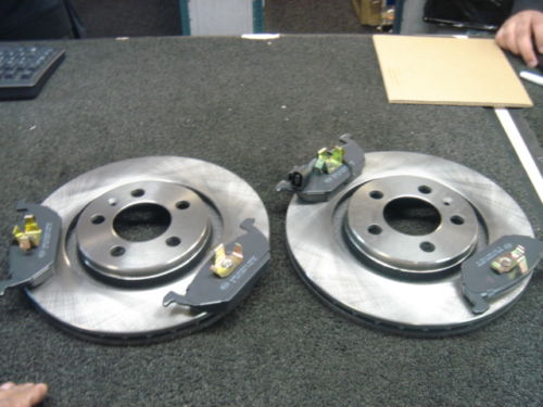 SEAT TOLEDO 1.4TDi DSG 2012-2017 2 FRONT BRAKE DISCS BRAKE PADS  256MM