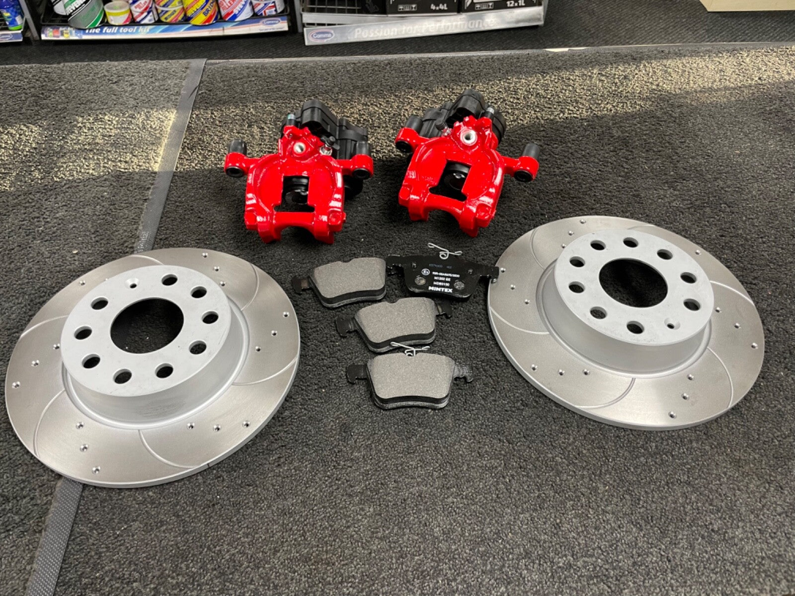 AUDI TT TDI 8J ULTRA SPORT REAR BRAKE DISC PADS RED BRAKE CALIPERS 272MM SOLID