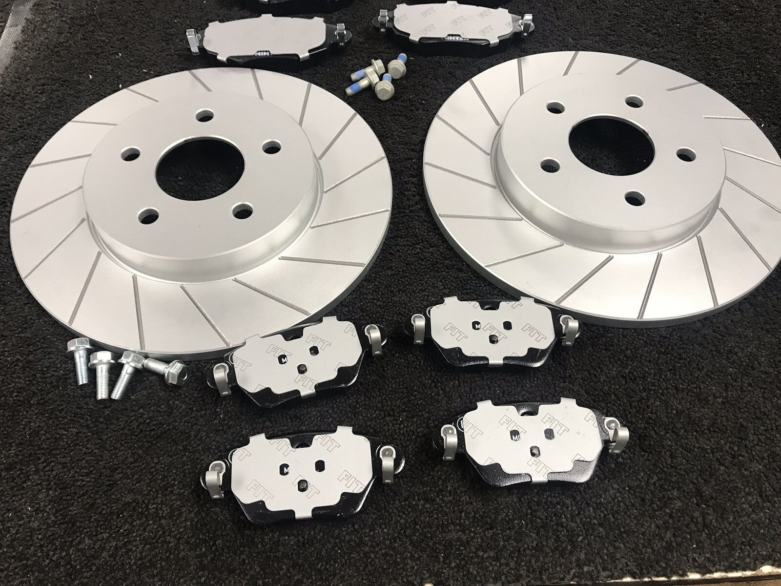 FORD MONDEO ST220 FRONT REAR GROOVED BRAKE DISC MINTEX BRAKE PADS