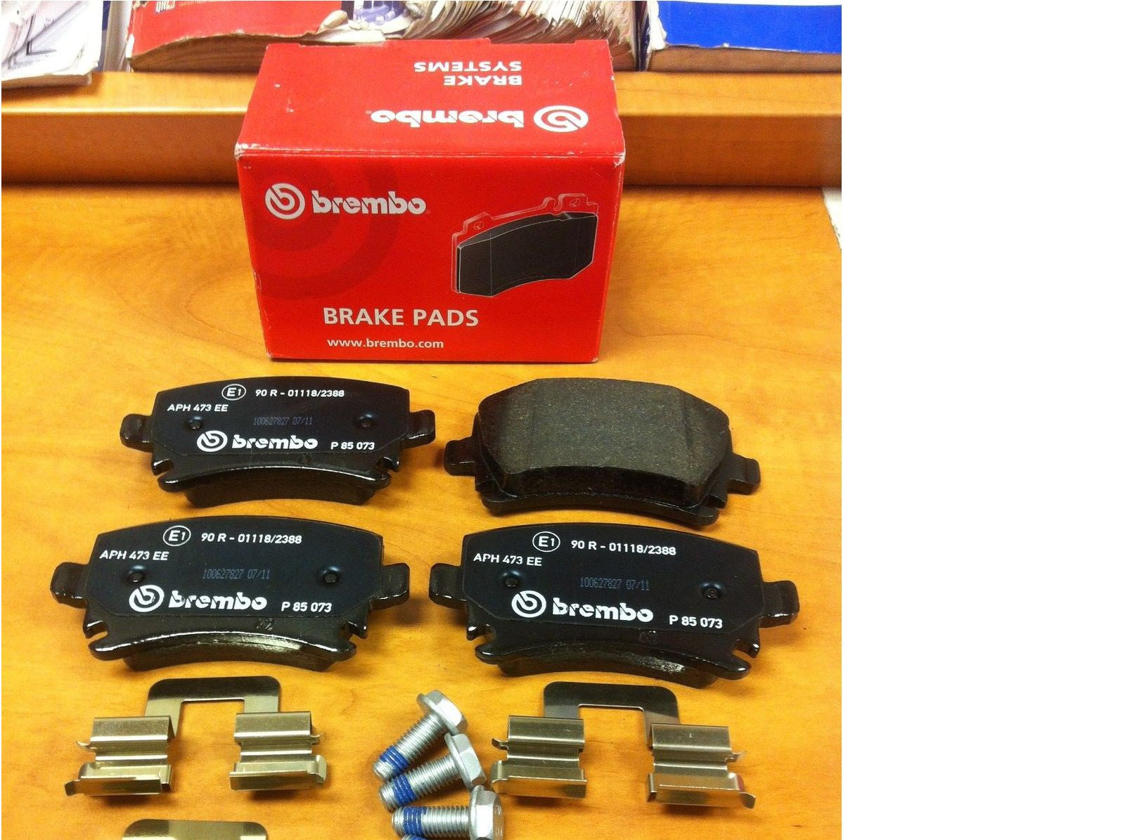 AUDI TT A 4 VW PASSAT GOLF REAR BREMBO BRAKE PADS P85073