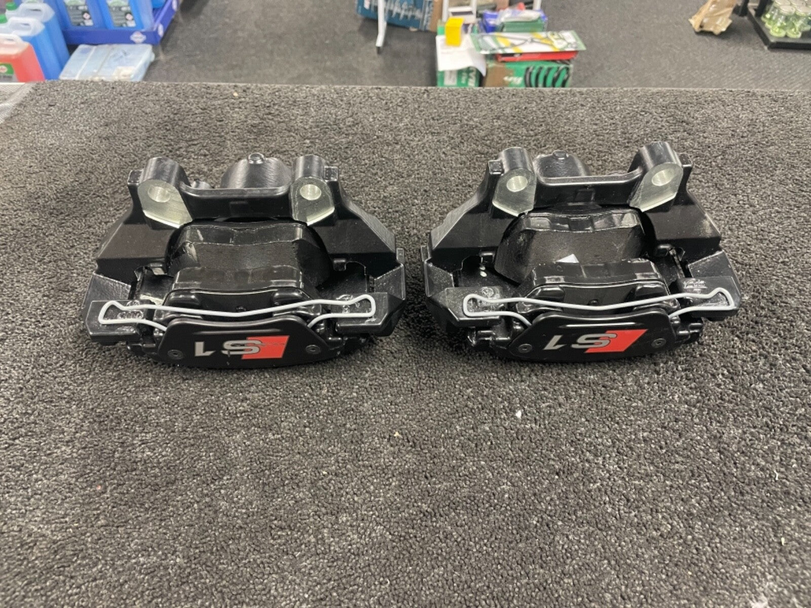2 FRONT BRAKE CALIPERS COMPLETE +CARRIER BRACKET PADS AUDI A1 S1 310M DISC