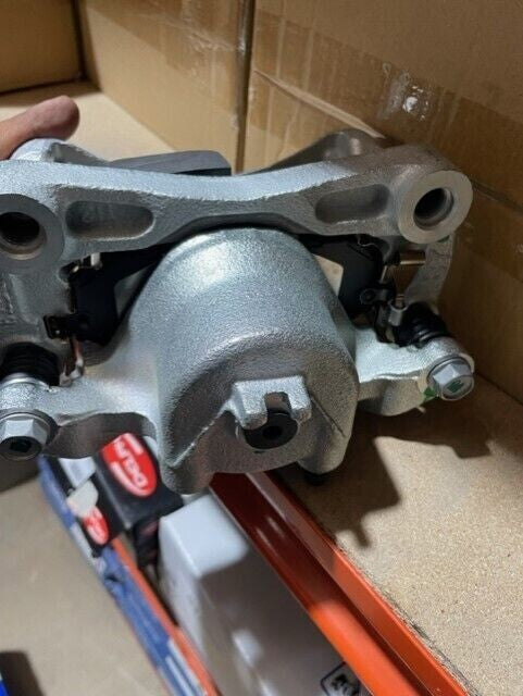 FOR NISSAN JUKE 2 FRONT BRAKE CALIPERS COMPLETE + BRACKETS BRAKE PADS PAIR 280MM