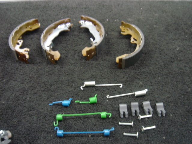 FORD  FOCUS 1998-2004 REAR BRAKE SHOES & BRAKE SHOE FITTING KIT 