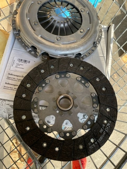 AUDI A4 A5 Q5 TFSi 2.0TDi CLUTCH KIT 0B1141015D GENUINE AUDI NEW 0B1141015D