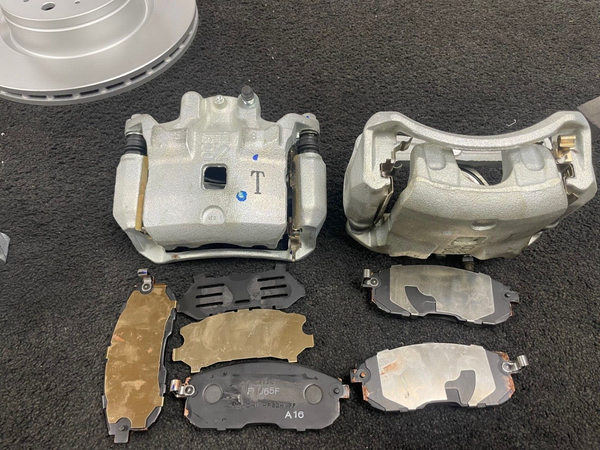 2 FRONT BRAKE CALIPER COMPLETE CARRIERS BRAKE PAD FOR NISSAN JUKE F15 280MM DISC