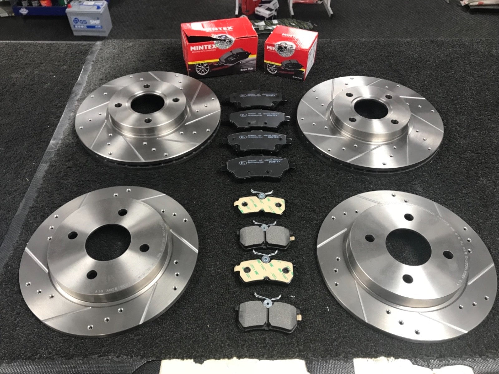 FORD FIESTA 1.6 ST ST-3 BRAKE DISCS DRILLED GROOVED FRONT REAR MINTEX BRAKE PAD