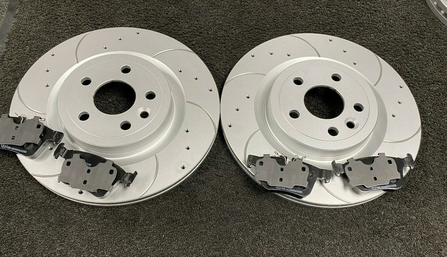 FOR JAGUAR F-PACE 2.0 X761 FRONT REAR CROSS DRILLED GROOVED BRAKE DISCS PADS 