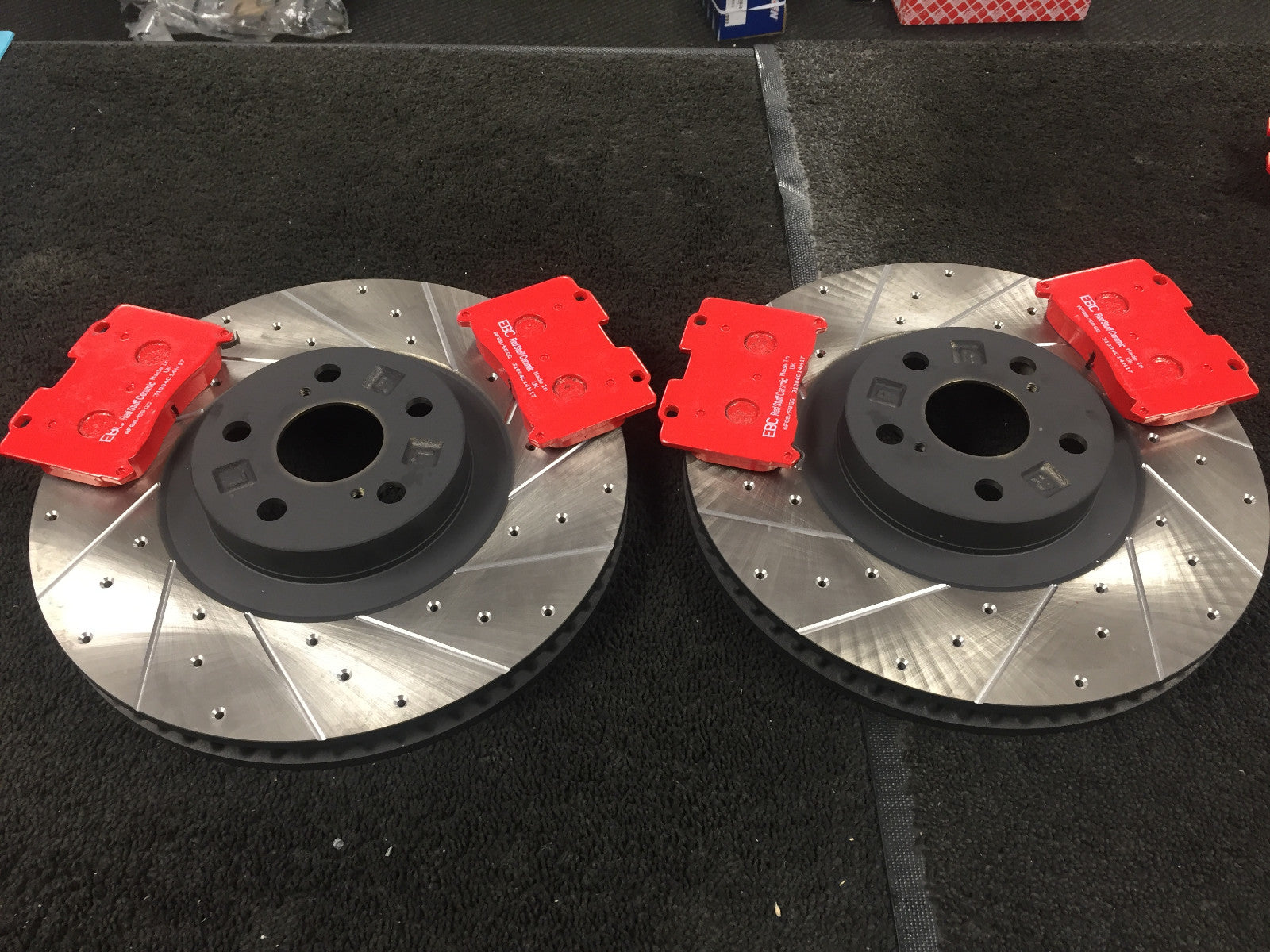 FOR TOYOTA CELICA ST205 BRAKE DISC DRILLED GROOVED EBC BRAKE PADS FRONT  