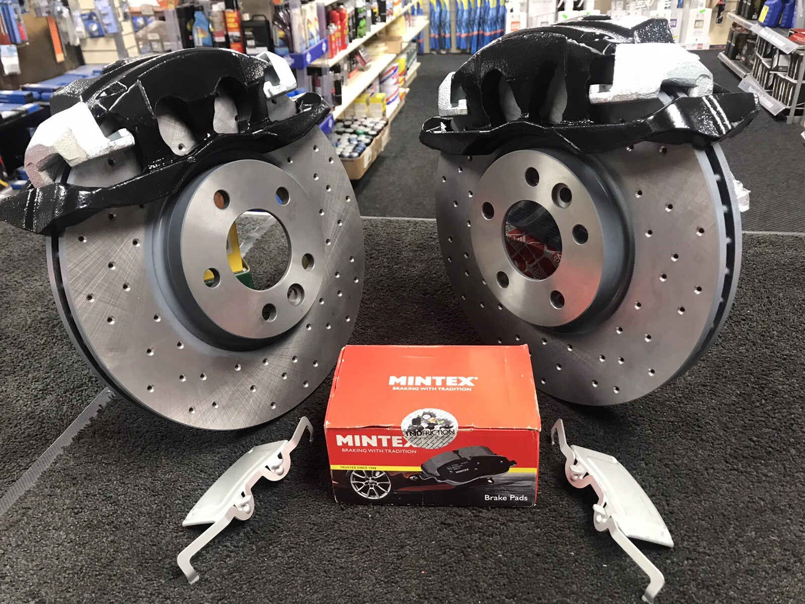 VW TRANSPORTER PERFORMANCE DRILLED GROOVED BRAKE DISC CALIPER KIT 340mm BLACK