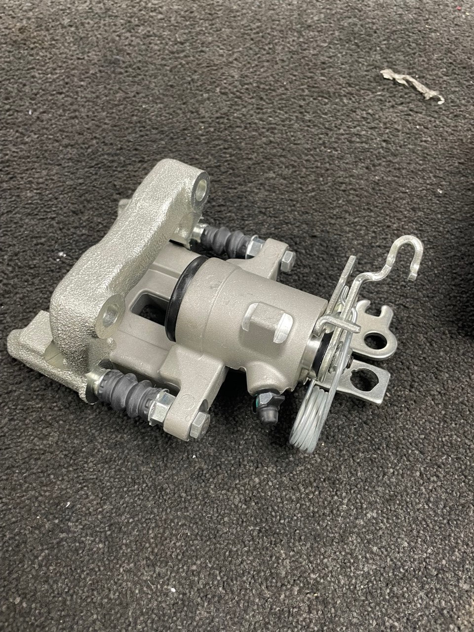 VW CADDY MK3 TDi SDi REAR BRAKE CALIPER CARRIER COMPLETE OS RH 2K0615424C 253MM