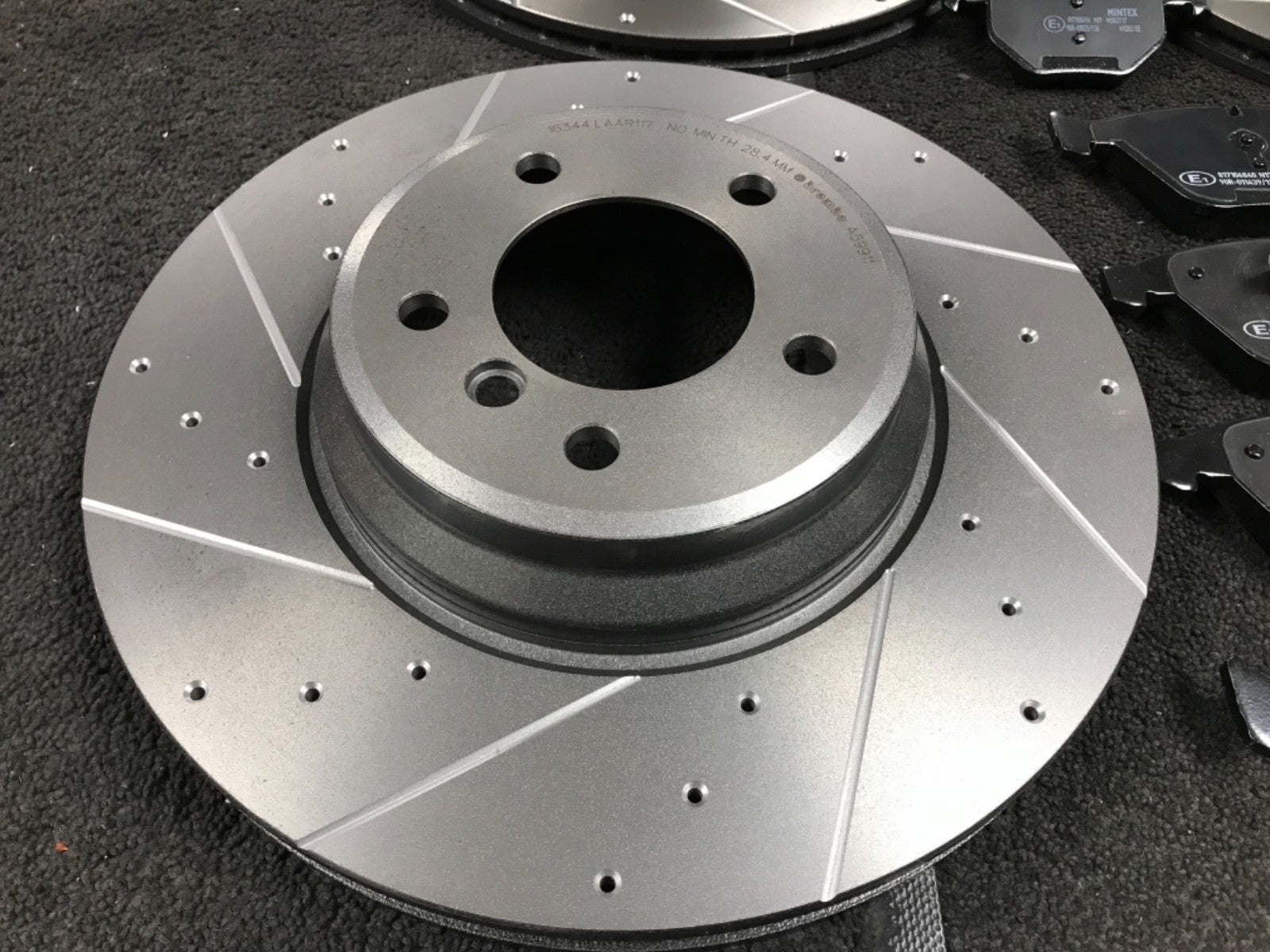 BMW 335i 335d E92 BRAKE DISC FRONT REAR BREMBO CROSS DRILLED GROOVED MINTEX PADS
