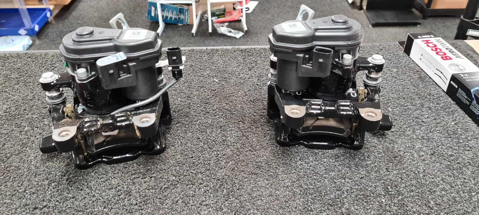 AUDI RSQ3 8U PERFORMAMCE 2 REAR ELECTRIC BRAKE CALIPER BRACKET PADS COMPLETE