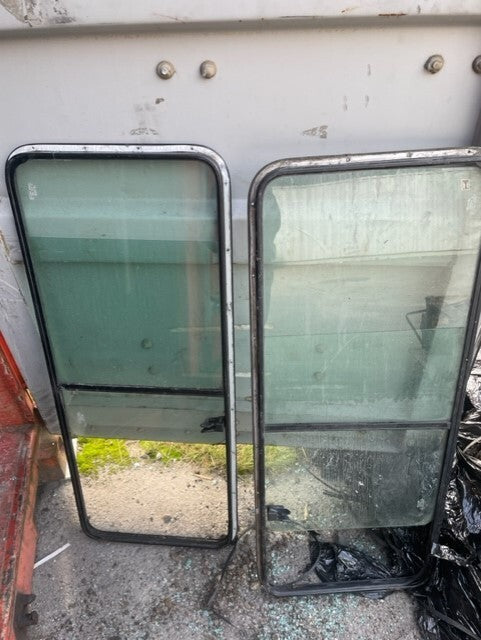 DEFENDER 90 110 TDI EARLY TD5 SIDE PANEL SLIDING GLASS FRAME GENUINE