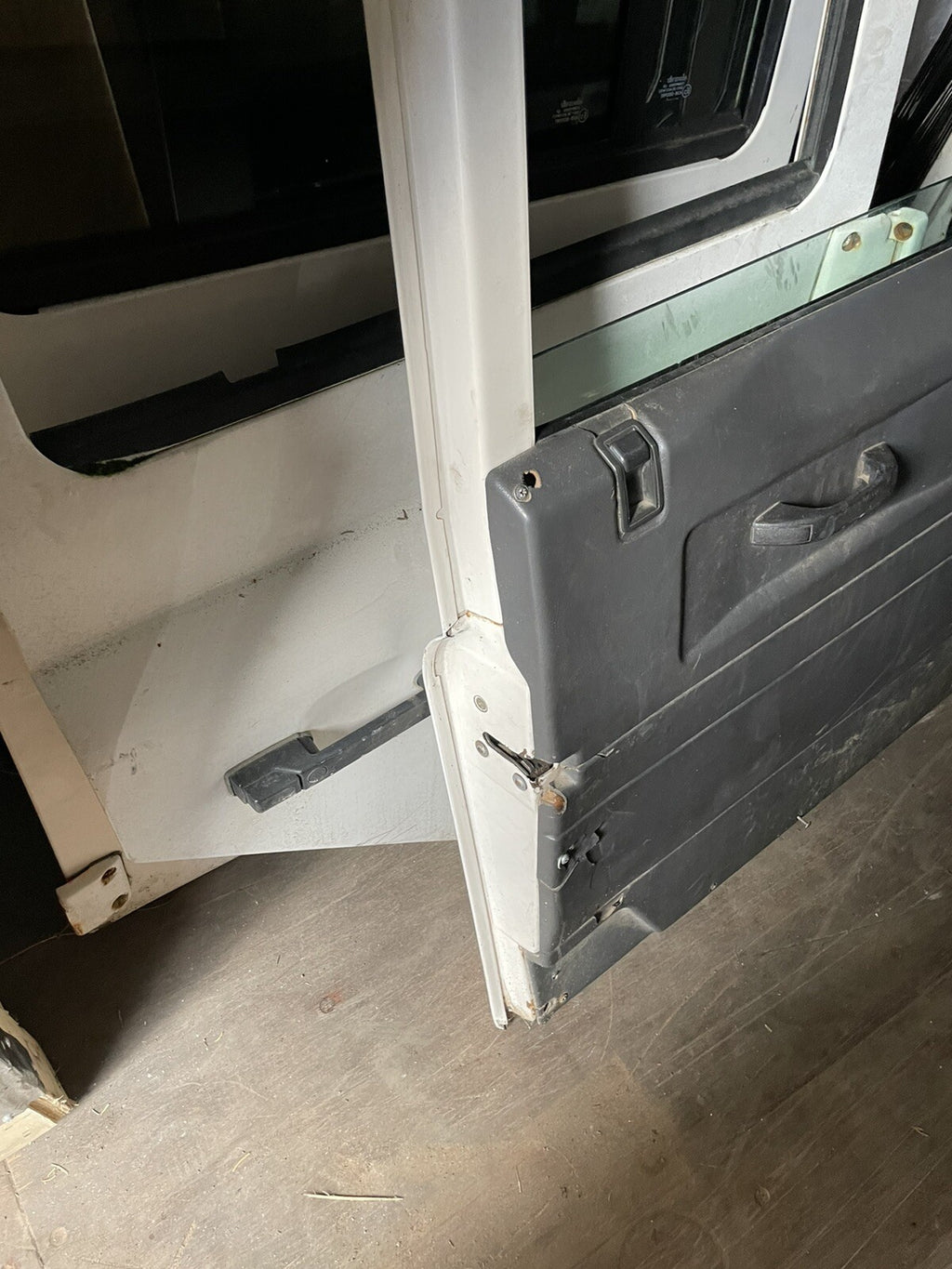 DEFENDER 90 110 TDI PASSENGER SIDE FRONT DOOR COMPLETE DOOR CARD GLASS