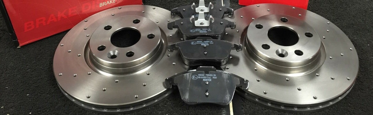 VOLVO V60 D3 R-DESIGN CROSS DRILLED BRAKE DISC BRAKE PADS FRONT REAR