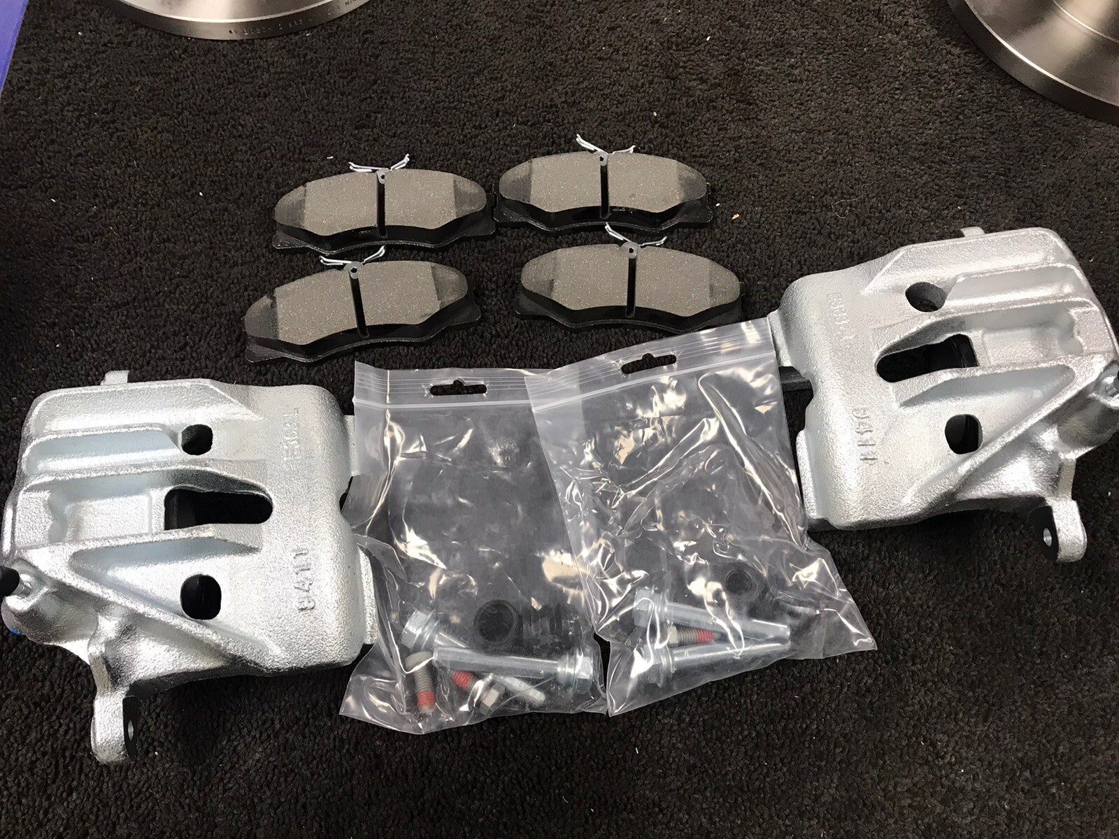 2 FRONT BRAKE CALIPERS GIRLING 2 BRAKE DISC BRAKE PAD FOR VW TRANSPORTER T3 T25