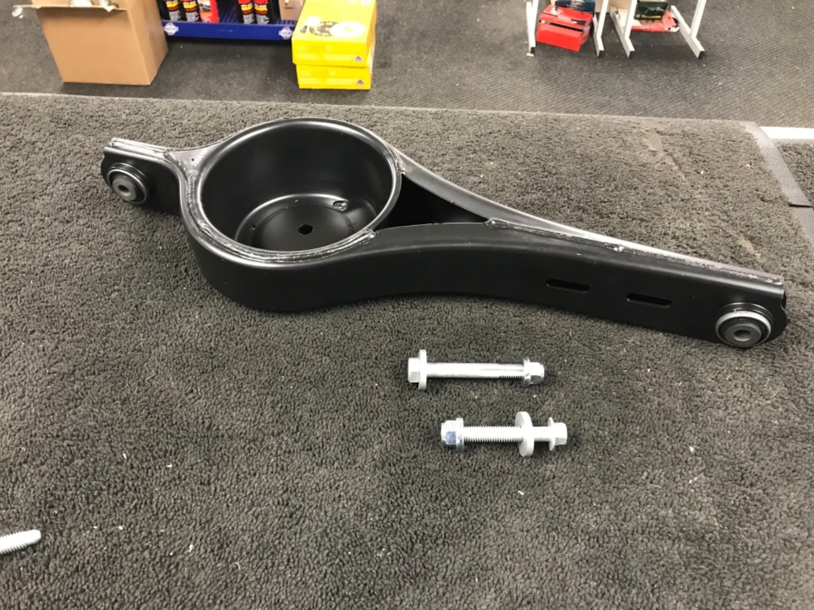 VOLVO XC60  REAR LOWER WISHBONE ARM PAN TRAILING ARM COMPLETE & BUSH & BOLT