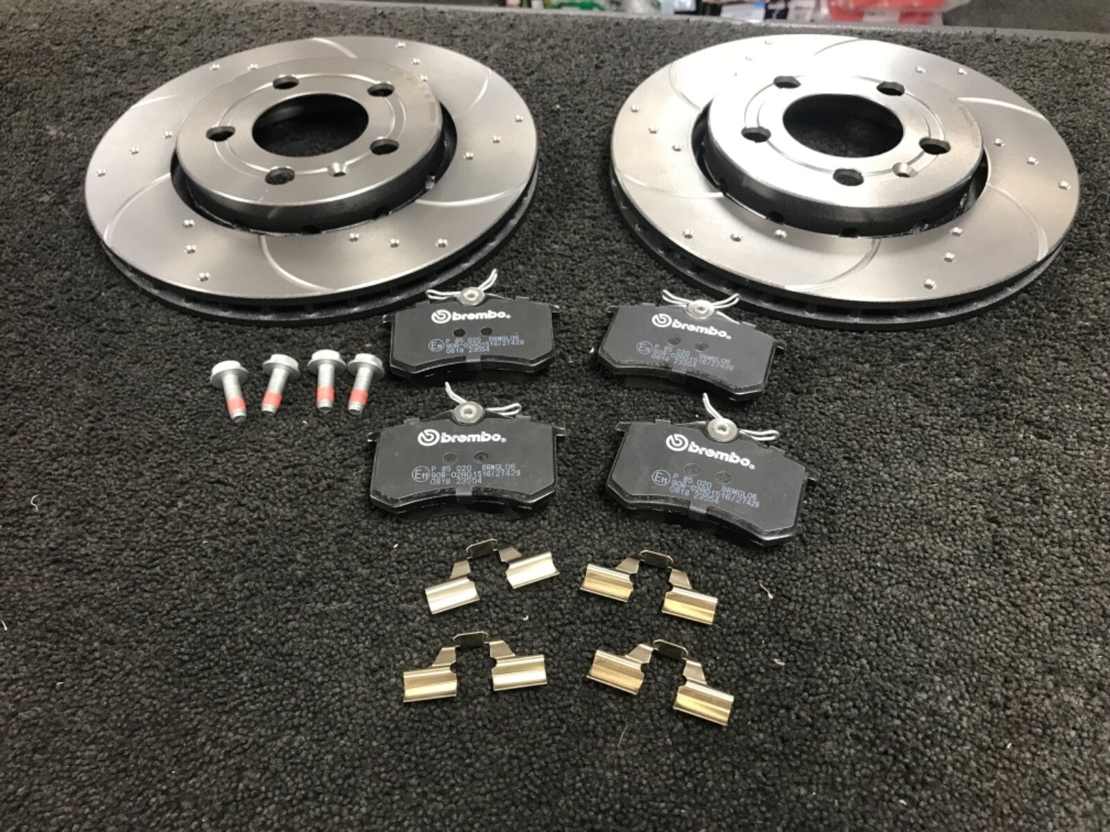 VW GOLF ANNIVERSARY  BRAKE DISC PADS  REAR BREMBO DRILLED GROOVED BRAKES