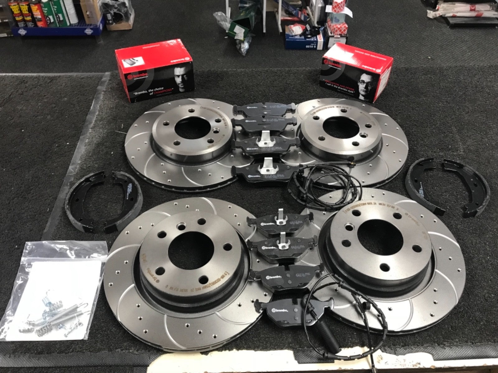 BMW 325Ci SPORT BRAKE DISC CROSS DRILLED BRAKE HANDBRAKE SHOE FITTING KIT 