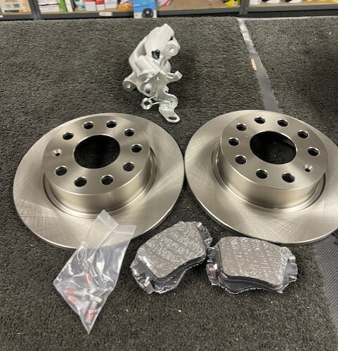 SEAT LEON MK3 5F OCTAVIA MK3 5E TDI DSG REAR RIGHT OS BRAKE CALIPER DISC PADS