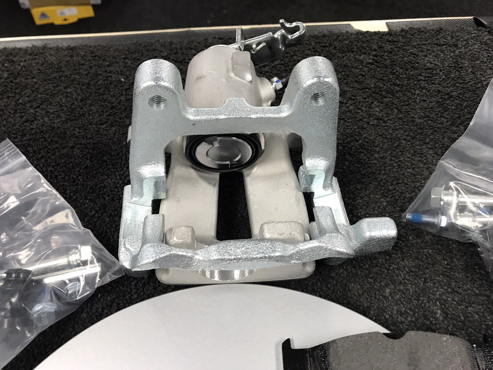 AUDI TT MK2 3.2 8J 2 REAR VENTED BRAKE DISC REAR PADS CALIPER CARRIER KIT 310X22