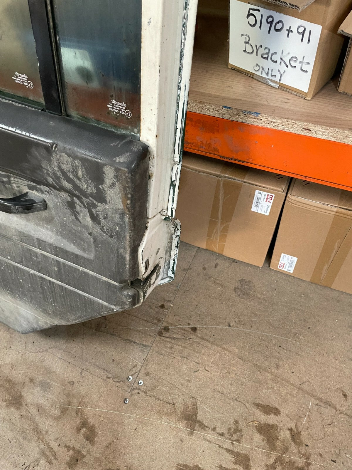 LANDROVER DEFENDER 110 TDi DRIVER SIDE SECOND ROW DOOR COMPLETE NO ROT