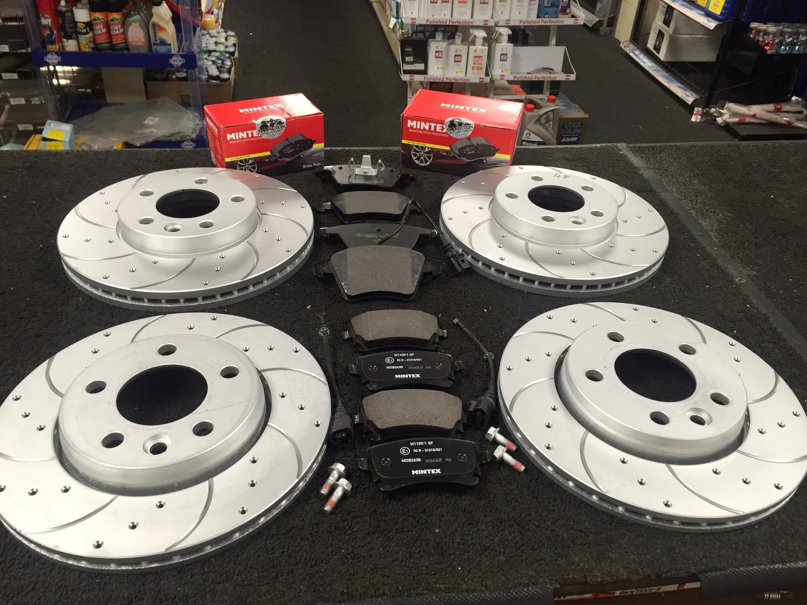 VW TRANSPORTER T28 2.5TDi CROSS DRILLED GROOVED BRAKE DISC MINTEX PADS FRONTREAR