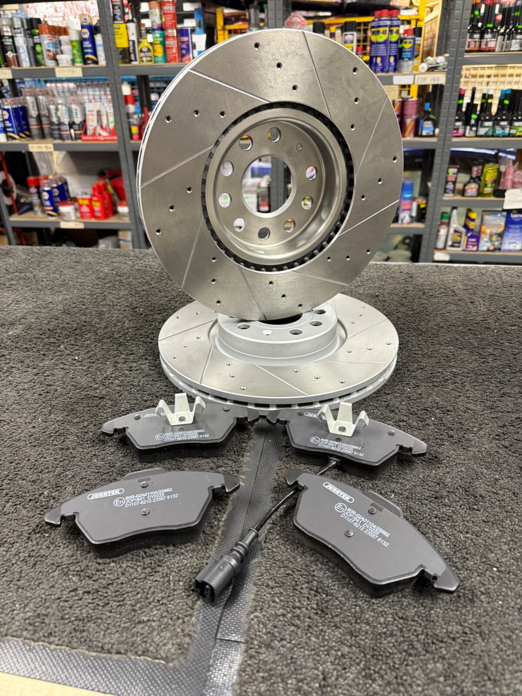 VW PASSAT CC TIGUAN TDI TSi CROSS DRILLED GROOVED FRONT BRAKE DISC PAD 312MM