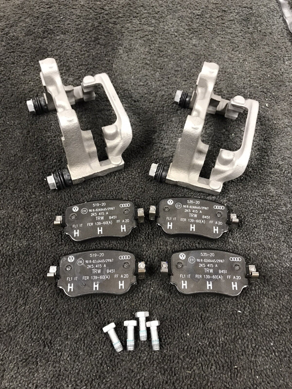 2 GENUINE VW REAR BRAKE CALIPER BRACKET +PADS SEAT LEON CUPRA SC ST 5F 5E VRS