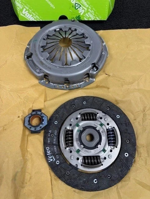 GENUINE VALEO CLUTCH KIT BRAND NEW 3 PCE GRANDE PUNTO 1.4 2006-2011