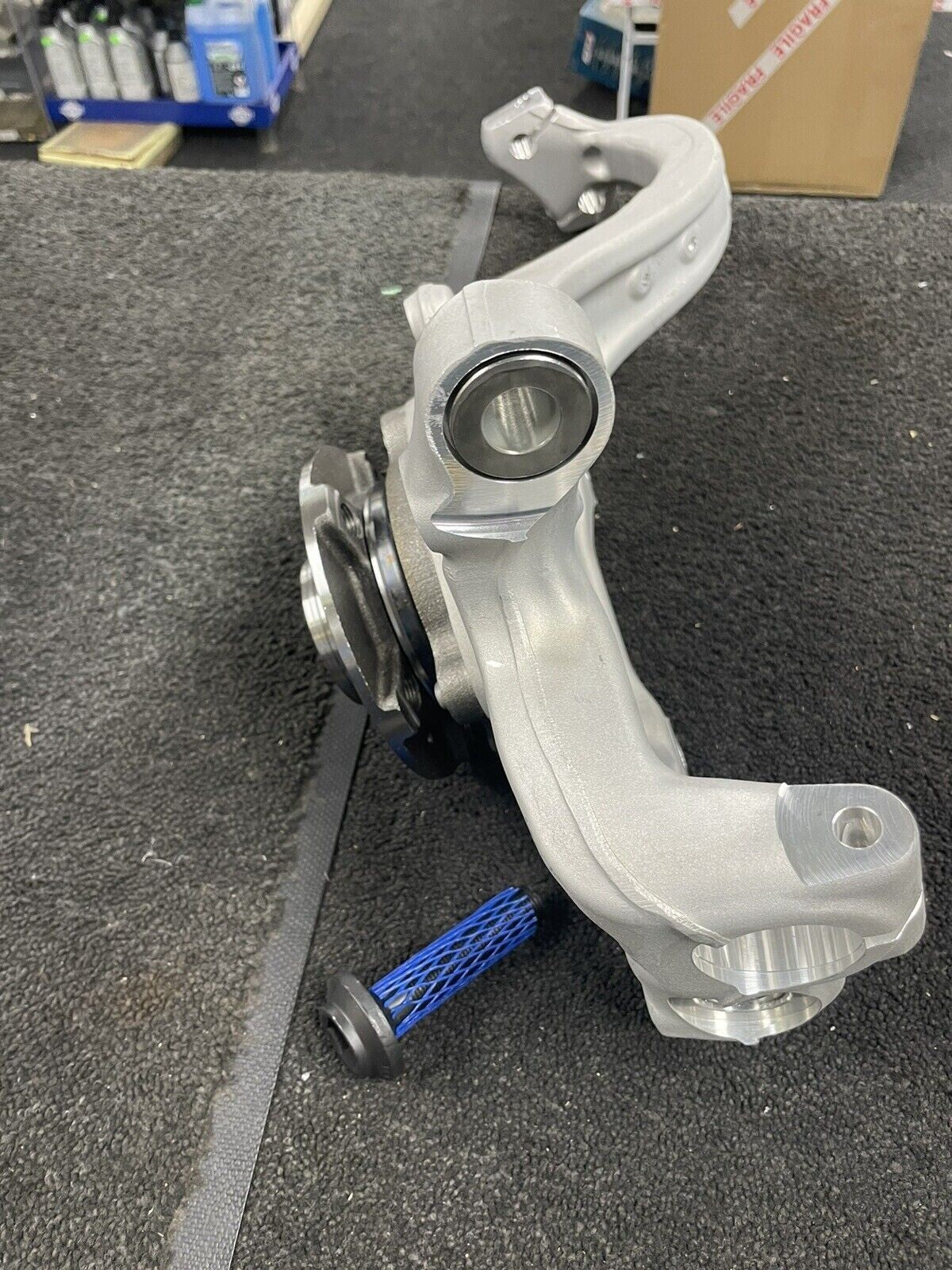 AUDI A4 B8 8K TDI QUATTRO RH  SUSPENSION KNUCKLE HUB ARM WHEEL BEARING CARRIER