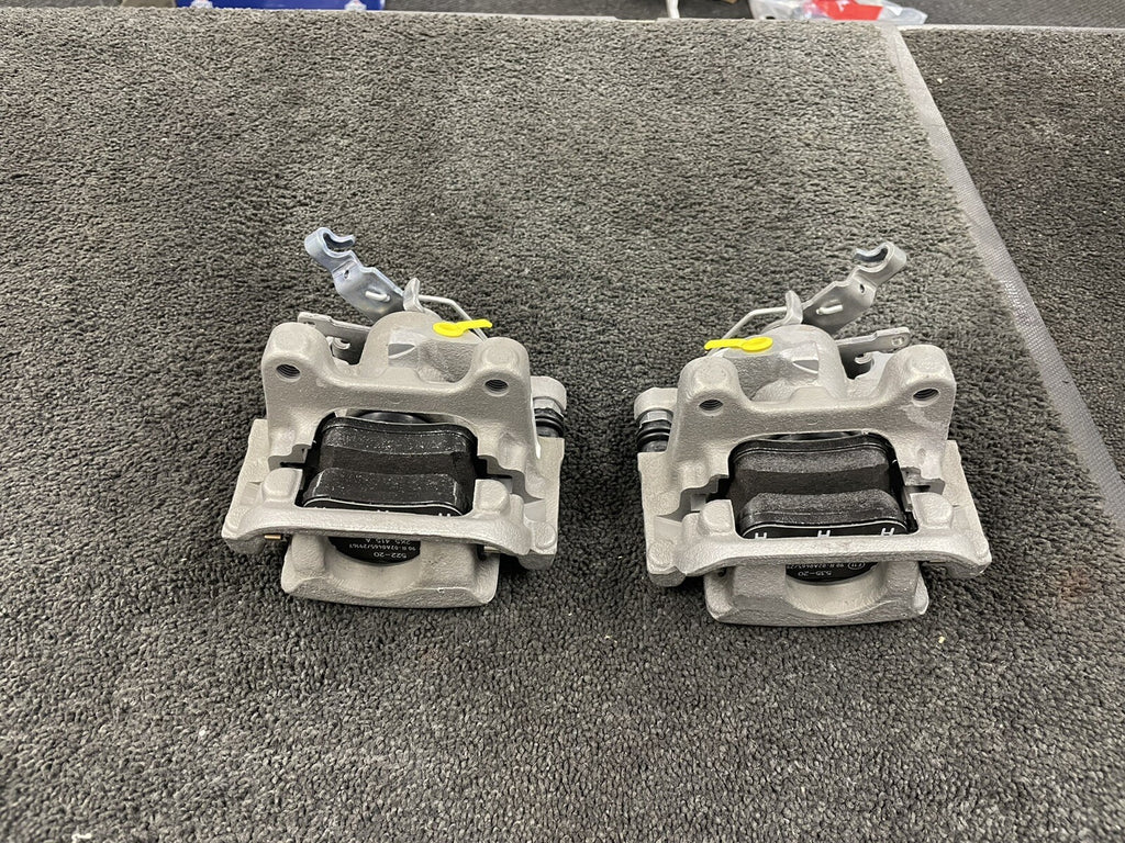 2 REAR BRAKE CALIPER COMPLETE ASSEMBLED CARRIER BRAKE PADS GENUINE VW CADDY MK4