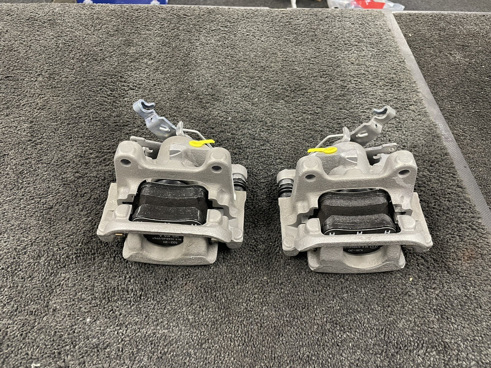 2 REAR BRAKE CALIPER COMPLETE ASSEMBLED CARRIER BRAKE PADS GENUINE VW CADDY MK4