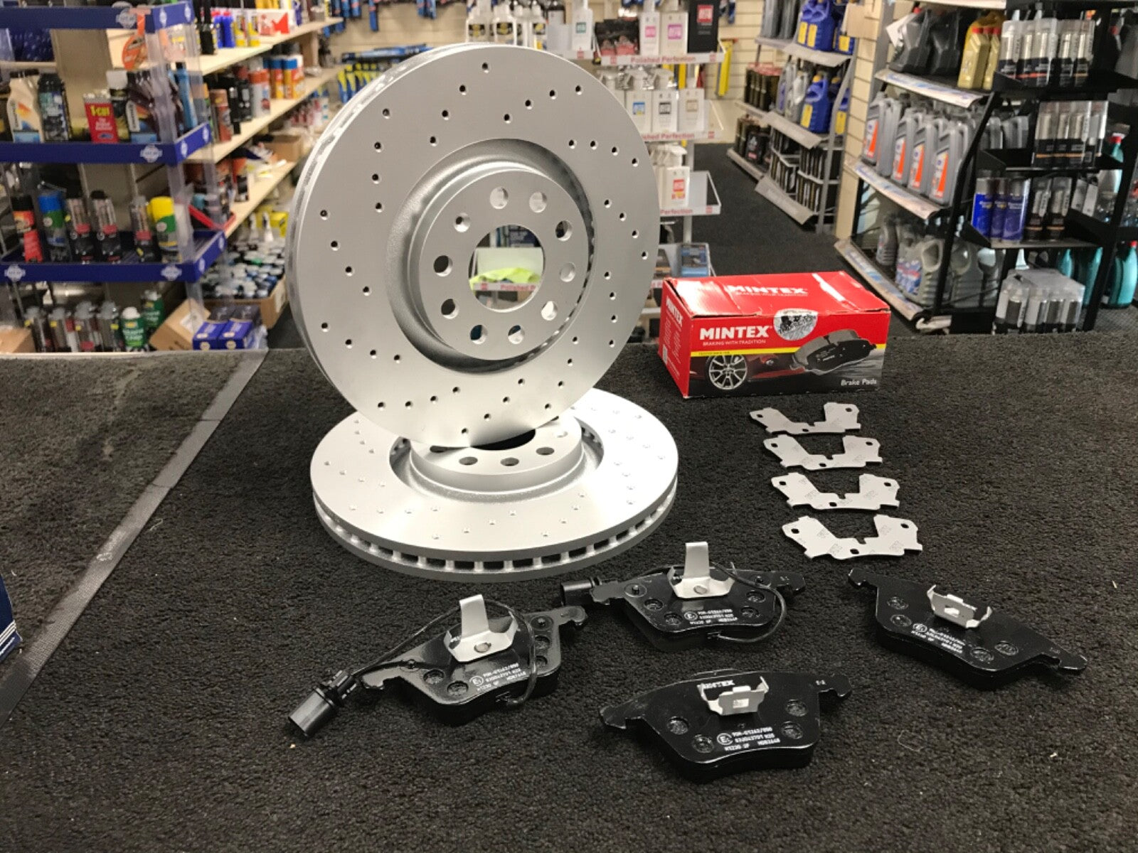 AUDI A4 B7 2.0TDI SLINE BRAKE DISCS DRILLED GROOVED FRONT MITEX PADS