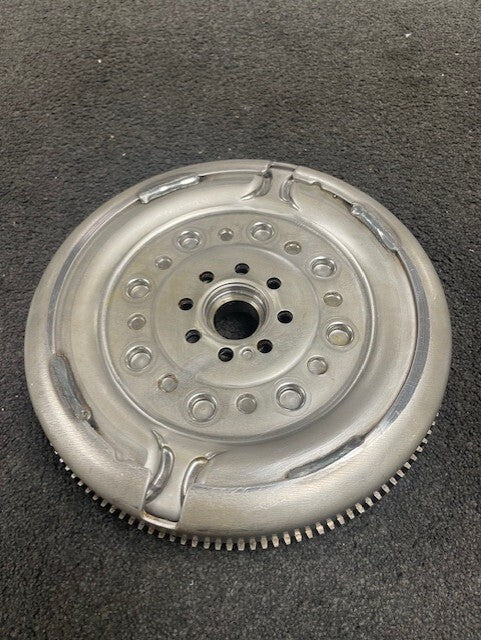 DUAL MASS FLYWHEEL  A3 TT  GOLF MK5 PASSAT B7 TIGUAN SKODA 2.0TFSi 6SPEED MANUAL