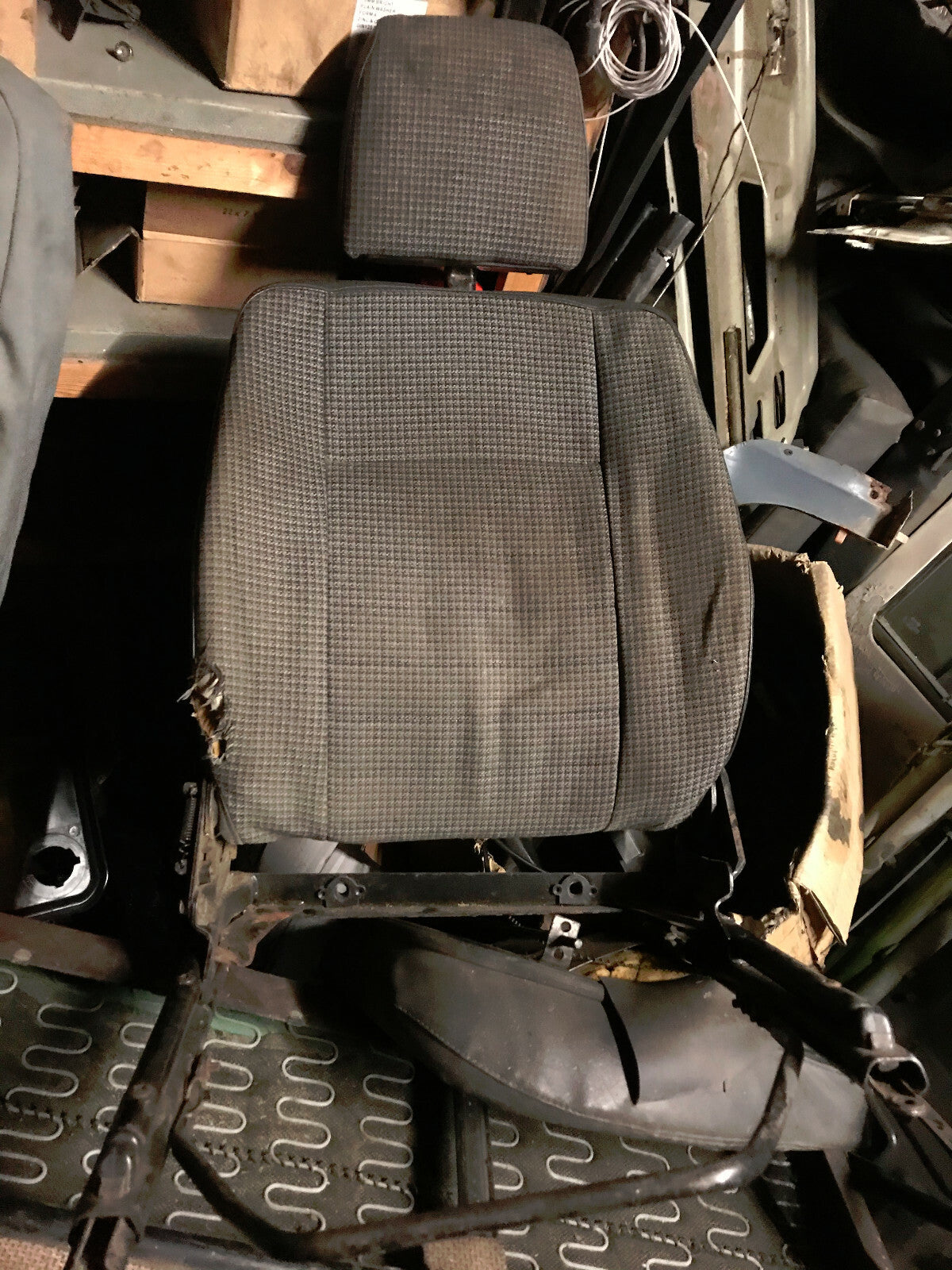 CLASSIC LANDROVER DEFENDER 90 110 FRONT SEAT WITH RUNNERR USED