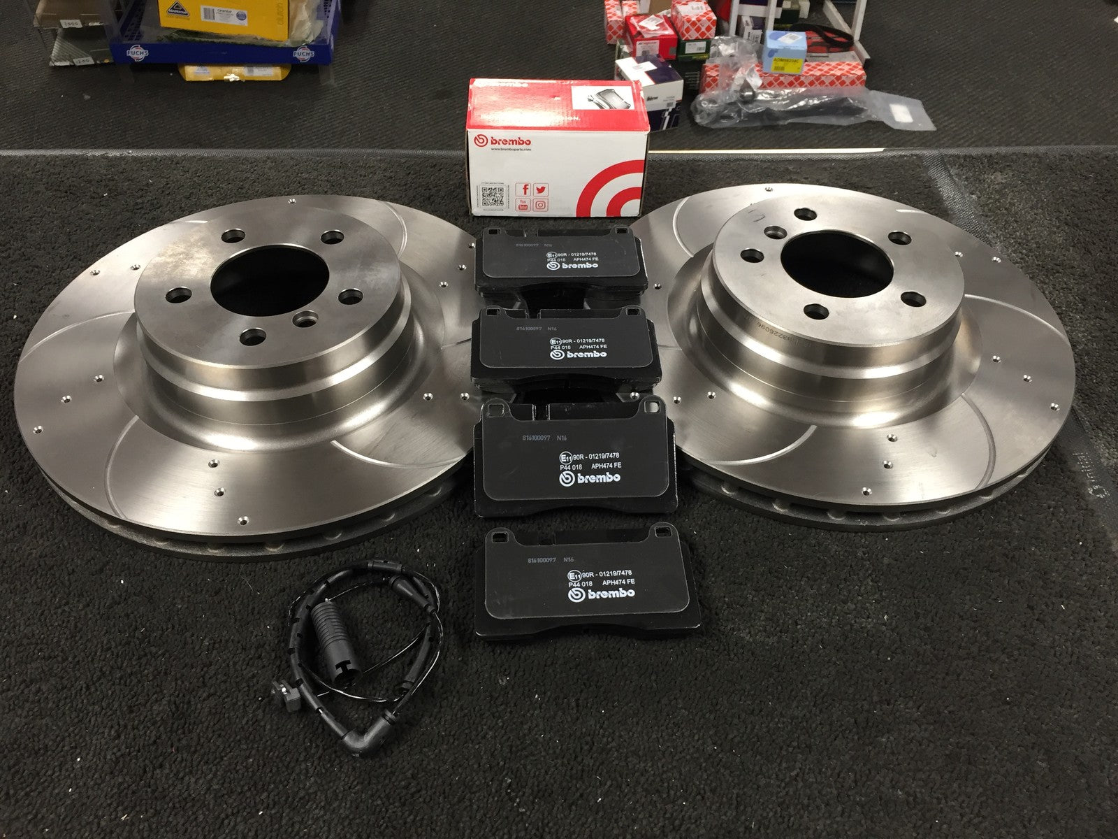 RANGE ROVER VOGUE TDV8 BRAKE DISCS CROSS DRILLED GROOVED BRAKE PAD