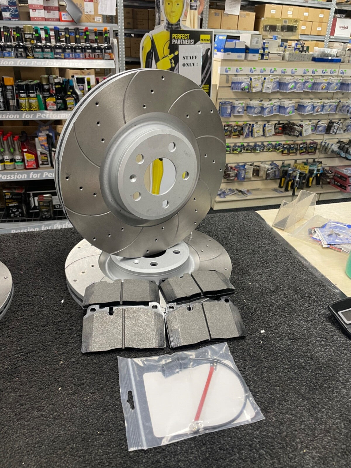 FOR AUDI A6 A7 C7 FRONT REAR DRILLED GROOVED PERFORMANCE BRAKE DISCS & PADS 