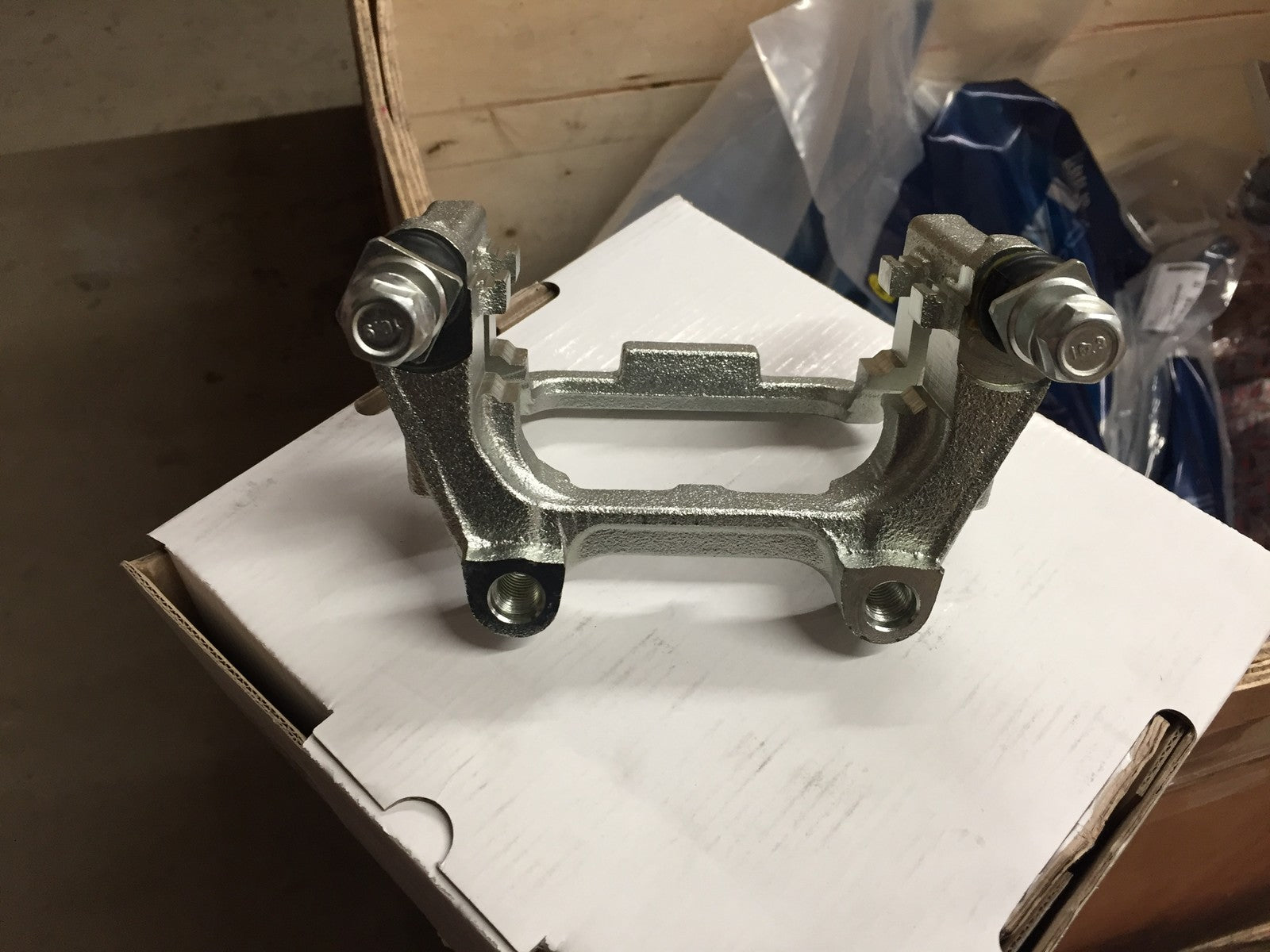 GOLF A3 8P ALTEA GOLF MK5 MK6 JETTA TOURAN REAR BRAKE CALIPER BRACKET 282/286